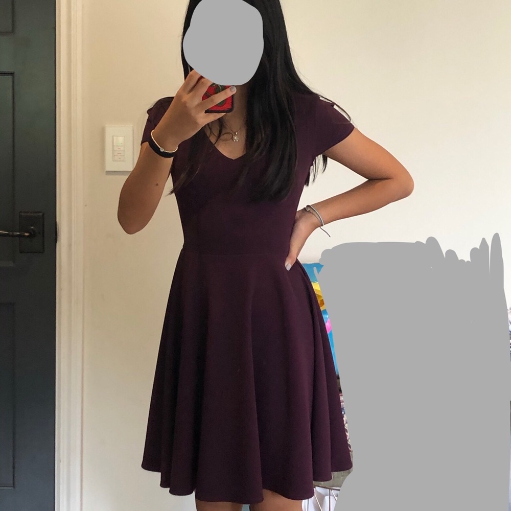 maroon/dark purple v neck dress with short sleeves